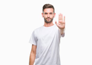 Yakışıklı delikanlı dur yapıyor izole arka plan üzerinde şarkı elin avuç ile. Negatif ve ciddi bir jest yüz ifadesiyle uyarı.