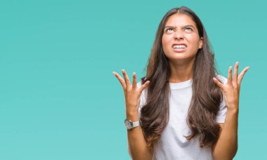 İzole arka plan çılgın ve kızgın bağırarak ve agresif ifade ve kaldırdı silah bağırmayı güzel Arap kadın. Hayal kırıklığı kavramı.