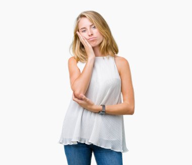 İzole arka plan el ve parmaklar ok işaretiyle yapıyor olumlu gülümseyen üzerinde gözlük güzel ve genç birbayan. Başarılı ifade.