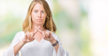 İzole arka plan el ve parmaklar ok işaretiyle yapıyor olumlu gülümseyen üzerinde gözlük güzel ve genç birbayan. Başarılı ifade.