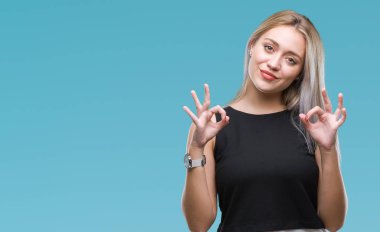 Sarışın genç kadın izole arka plan üzerinde dinlenmek ve gülümseyen gözlerle parmak ile meditasyon jest yapıyor kapalı. Yoga kavramı.