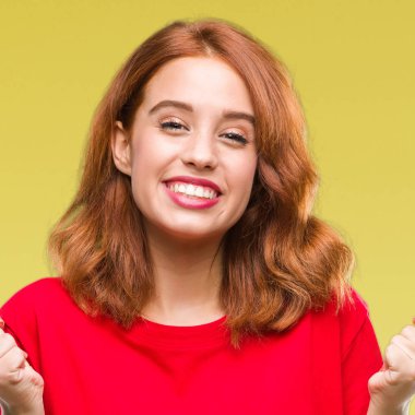 İzole arka plan kutlama üzerinde genç güzel kadın şaşırttı ve başarı için kaldırdı kollarını açarak hayret ve gözleri açık. Kazanan kavramı.