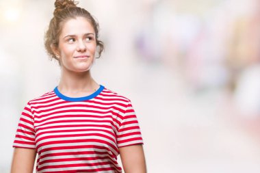 Casual göz görünümlü yan ve dik dik bakma uzağa düşünce gülümseyen izole arka plan üzerinde giyen güzel esmer kıvırcık saçlı Genç kız.