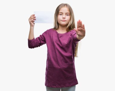 Boş kağıt kartı ile izole arka plan üzerinde tutan genç güzel kız Dur işareti ile ciddi ve kendine güvenen ifade, savunma hareketi yaparken el açmak