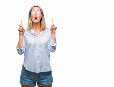 Genç güzel iş kadını izole arka plan üzerinden hayran ve yukarıya bakıp parmakları ile işaret şaşırttı ve silah kaldırdı.