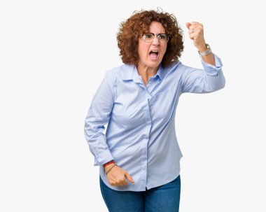 Güzel orta ager üst düzey businees kadın üzerinde gözlük takan arka plan kızgın izole ve kızgın yetiştirme hayal kırıklığı ve öfke ile bağırarak süre öfkeli yumruk. Öfke ve agresif kavramı.