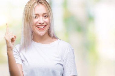 Sarışın genç kadın ile başarılı fikir parmağı yukarıyı izole arka plan üzerinde. Çıktıktan ve mutlu. Bir numara.