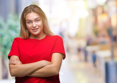 İzole arka plan mutlu yüz çapraz silah kameraya bakarak ile gülümseyen Genç beyaz kadın. Olumlu bir kişi.