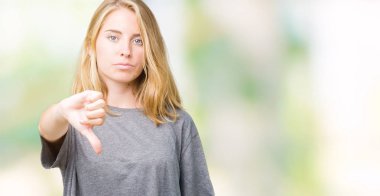 İzole arka plan el ve parmaklar ok işaretiyle yapıyor olumlu gülümseyen üzerinde gözlük güzel ve genç birbayan. Başarılı ifade.