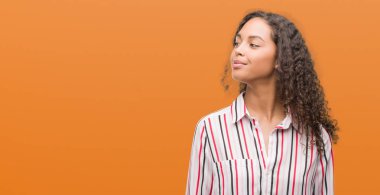 Güzel genç İspanyol kadın görünümlü yan ve dik dik bakma uzağa düşünce gülümseyen.