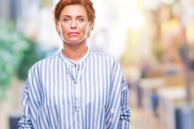 Yüzünde ciddi bir ifade ile izole arka plan Atrractive üst düzey beyaz Kızıl saçlı kadın. Basit ve doğal kameraya bakıyor.