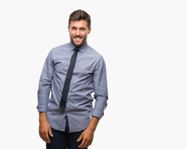 Genç yakışıklı iş adamı izole arka plan uzak tarafına gülümseme ile yüzünde, doğal ifade seyir üzerinde. Kendine güvenen gülüyor.