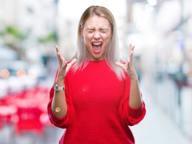 Üzerinde kış kazak giyen genç sarışın kadın deli ve çılgın çığlık kaldırdı ve kapalı gözleri heyecanlı silah ile başarı için arka plan kutlama izole. Kazanan kavramı