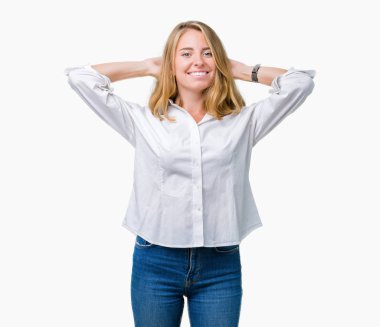 İzole arka plan el ve parmaklar ok işaretiyle yapıyor olumlu gülümseyen üzerinde gözlük güzel ve genç birbayan. Başarılı ifade.