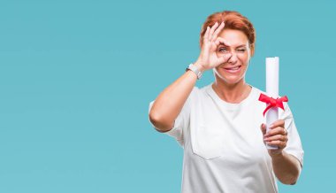 Derecesi sertifika ile mutlu yüz el parmaklarının arasından seyir göz üzerinde ok işaretiyle yapıyor gülümseyen izole arka plan üzerinde tutan kıdemli beyaz kadın