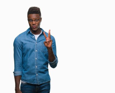 Gösterilen ve parmakları ile işaret izole arka plan üzerinde genç Afro-Amerikan adam kendinden emin ve mutlu gülümseyerek iken üçüncü.