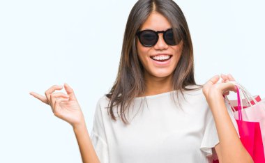 Genç Asyalı kadın kamera ile mutlu ve komik yüz için parmakları işaret izole arka plan üzerinde. İyi enerji ve vibes.