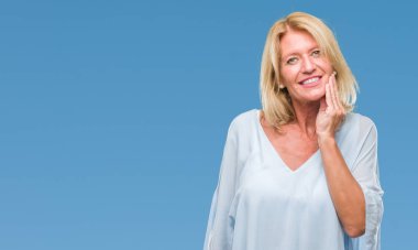 Orta yaş sarışın iş kadın diş ağrısı veya dişlerde dişlerle ilgili hastalık nedeniyle ağız acı ifadesi ile el ile dokunmak izole arka plan yüzünden. Diş hekimi kavramı.