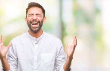 Yetişkin İspanyol adam kızgın ve silah ile başarı için deli kutluyor izole arka plan üzerinde kaldırdı ve heyecanlı çığlık gözler kapalı. Kazanan kavramı