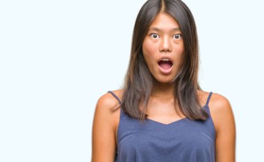 Genç Asyalı kadın kamera ile mutlu ve komik yüz için parmakları işaret izole arka plan üzerinde. İyi enerji ve vibes.