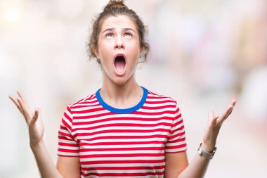 Güzel esmer kıvırcık saçlı Genç kız rahat giyiyor izole arka plan çılgın ve kızgın bağırarak ve agresif ifade ve silah kaldırdı bağırmaya bakın. Hayal kırıklığı kavramı.