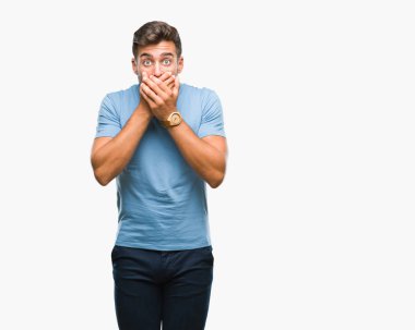 Yakışıklı delikanlı izole arka plan ağız hata için elleriyle kapsayan şok içinde. Gizli kavramı.