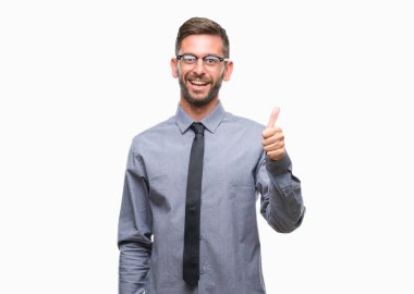 Genç yakışıklı iş adamı mutlu yaşasın el ile jest yapıyor izole arka plan üzerinde. Kameraya bakarak başarı gösteren ile ifade onaylama.