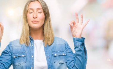 Genç güzel kadın izole arka plan üzerinde dinlenmek ve gülümseyen gözlerle parmak ile meditasyon jest yapıyor kapalı. Yoga kavramı.