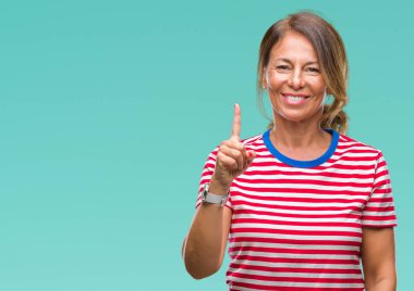 Orta yaş ve parmak gülümseyen süre bir numara ile kendinden emin ve mutlu yukarıyı gösteren izole arka plan üzerine İspanyol kadın kıdemli.