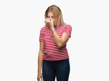 İzole arka burun ve göz yorgunluğu ve baş ağrısı duygu sürtünme yorgun genç beyaz kadın. Stres ve hayal kırıklığı kavramı.