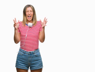 Üzerinde kulaklık giyen genç güzel kadın dinleme Müzik arka plan deli kutluyor izole ve crazy arms ile başarı için kaldırdı ve heyecanlı çığlık gözler kapalı. Kazanan kavramı