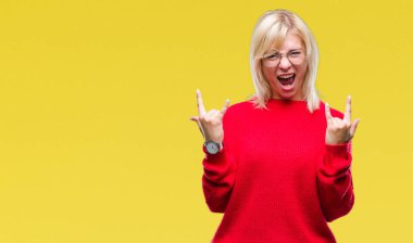 Kazak ve gözlük deli ifade rock simge elle yapıyor ile bağırarak izole arka plan üzerinde giyen genç güzel sarışın kadın. Müzik yıldızı. Ağır kavramı.