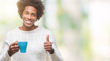 Ok işareti, başparmak ile parmak, mükemmel işareti yapıyor kocaman bir gülümseme ile izole arka plan üzerinde mutlu kahve içme Afro Amerikalı adam