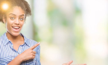 Genç afro Amerikalı kadın üzerinden hayran ve el ile sunulması ve parmak ile işaret ederken kameraya gülümseyen izole arka plan.