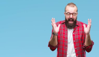 Kızgın ve silah ile başarı için deli izole arka plan kutluyor üzerinde gözlük takan Genç beyaz hipster adam kaldırdı ve heyecanlı çığlık gözler kapalı. Kazanan kavramı