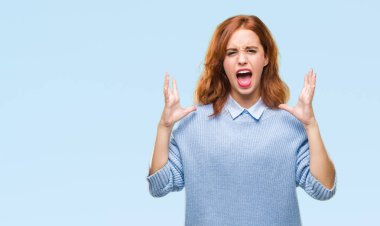 Genç güzel kadın yüzünden kızgın ve silah ile başarı için deli kutluyor kış kazak giyen izole arka plan ortaya çıkar ve heyecanlı çığlık gözler kapalı. Kazanan kavramı