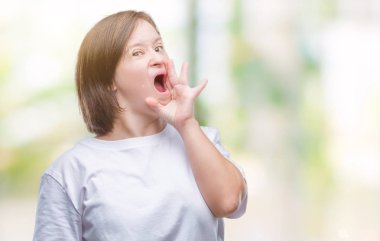 Down sendromlu bağırarak ve ağzı üzerinde el ile yan için çığlık izole arka plan üzerinde Genç Yetişkin kadın. İletişim kavramı.