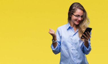 Gurur çığlık ve zafer ve başarı çok heyecanlı, kutluyor izole arka plan üzerinde akıllı telefon kullanan genç güzel sarışın iş kadın duygu tezahürat