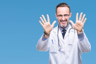 Gösterilen ve parmakları ile işaret Tıbbi üniforma izole geçmişi giyen orta yaş üst düzey ağarmış Doktor adam kendinden emin ve mutlu gülümseyerek süre on numara.