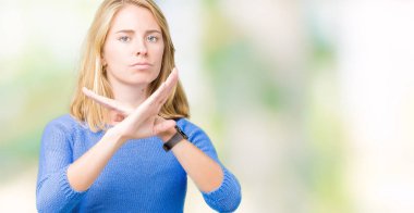 İzole arka plan el ve parmaklar ok işaretiyle yapıyor olumlu gülümseyen üzerinde gözlük güzel ve genç birbayan. Başarılı ifade.