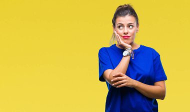 Seyir yorgun ve bıkkın ile depresyon sorun Çapraz kollar ile izole arka plan düşünme üzerinde rahat mavi t-shirt giyen genç güzel kadın.