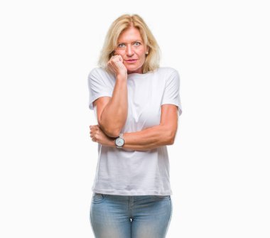 Orta yaş sarışın kadın yüzünden stresli ve gergin ile izole arka plan tırnak ısırma dudaklarından eller. Anksiyete sorunu.