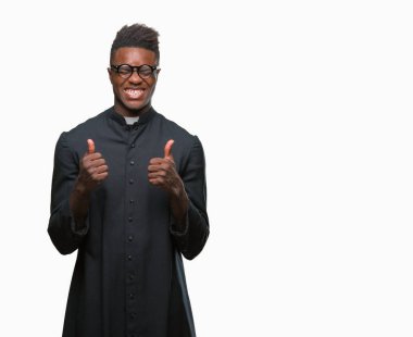 Genç Afro-Amerikan rahip adam izole arka kolları olan başarı için heyecan üzerinde zafer kutluyor gülümseyen kaldırdı. Kazanan kavramı.