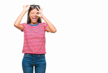 Genç Asyalı kadın kamera ile mutlu ve komik yüz için parmakları işaret izole arka plan üzerinde. İyi enerji ve vibes.