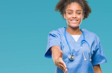 Genç afro Amerikalı doktor kadın dostu sunan el sıkışma tebrik ve davet edici olarak gülümseyen izole arka plan yüzünden. Başarılı iş.