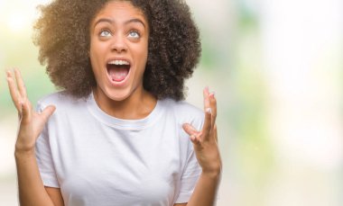 Genç afro Amerikalı kadın izole arka plan çılgın ve kızgın bağırarak ve agresif ifade ve silah kaldırdı bağırıyor. Hayal kırıklığı kavramı.