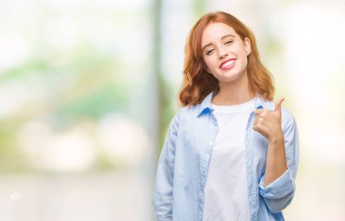 Genç güzel iş kadın hareketi el ile mutlu yaşasın yapıyor izole arka plan yüzünden. Kameraya bakarak başarı gösteren ile ifade onaylama.