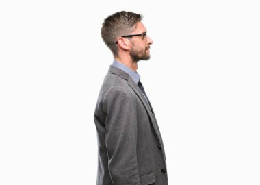 Genç yakışıklı iş adamı izole arka tarafına, seyir üzerinde dinlenmek doğal yüz emin gülümseme ile pozuyla profili.