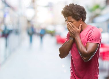Yüzünü elleriyle ağlayarak süre kapsayan üzgün ifade ile izole arka plan üzerinde Afro Amerikalı adam. Depresyon kavramı.
