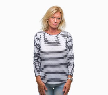 Orta yaş izole arka plan şüpheci ve sorun nedeniyle gergin, papatyanın üzgün sarışın kadın. Negatif kişi.